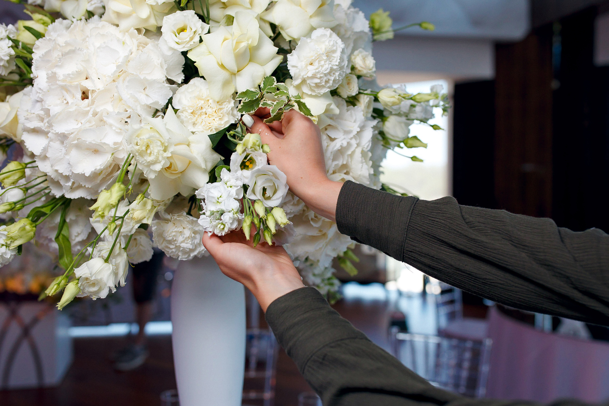 the-process-of-decorating-a-large-bouquet-of-white-roses