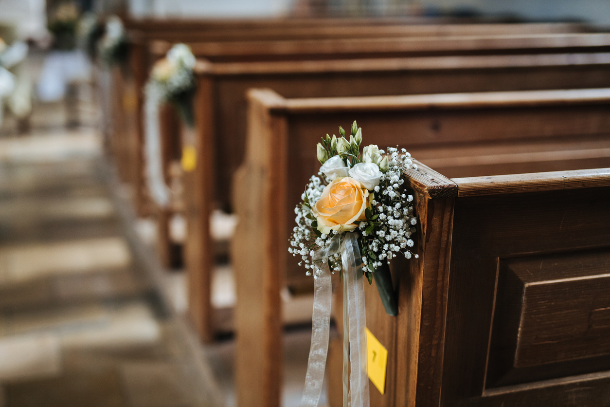flower-decoration-for-a-church-wedding