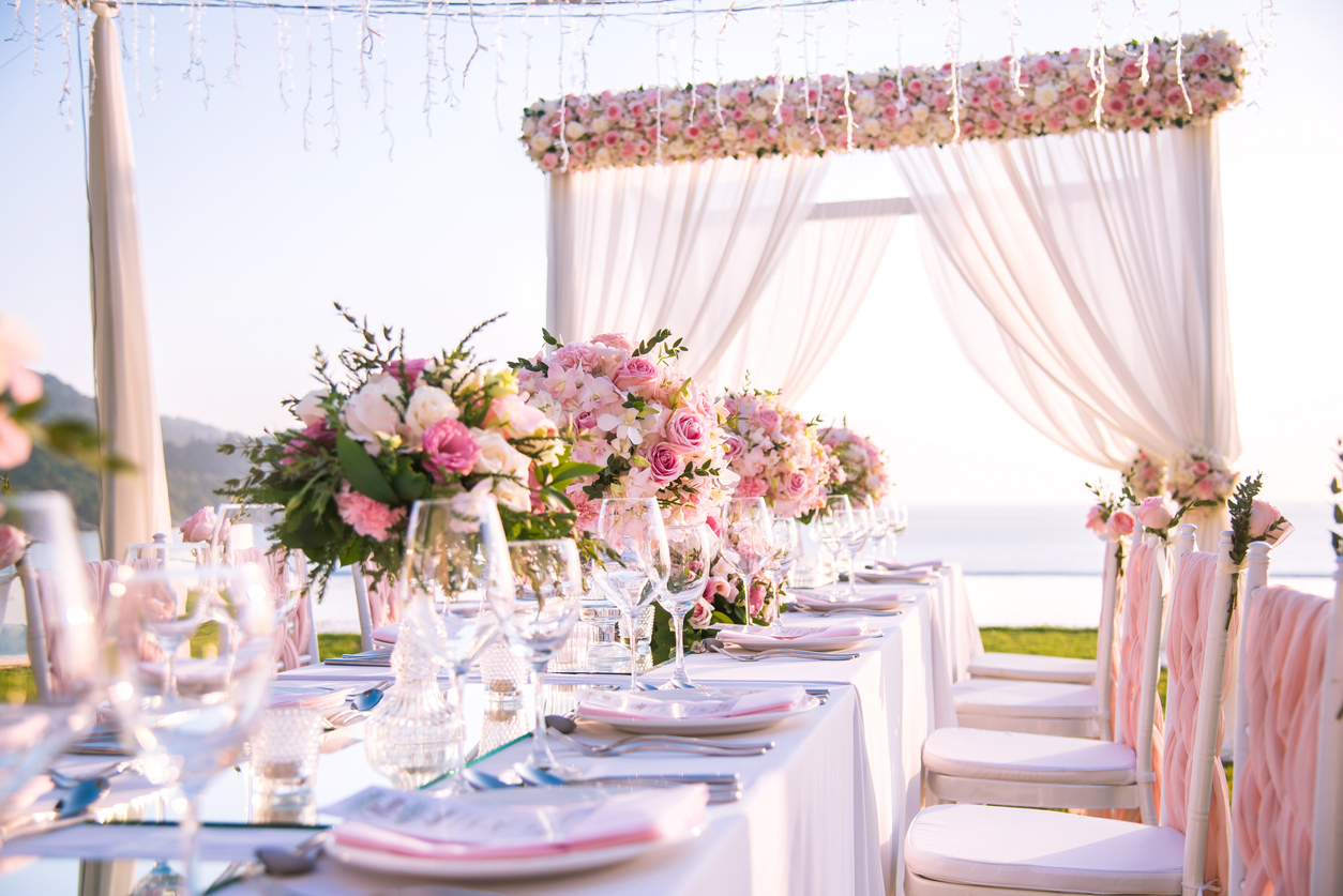 table-setting-at-a-luxury-wedding-and-beautiful-flowers-on-the-table