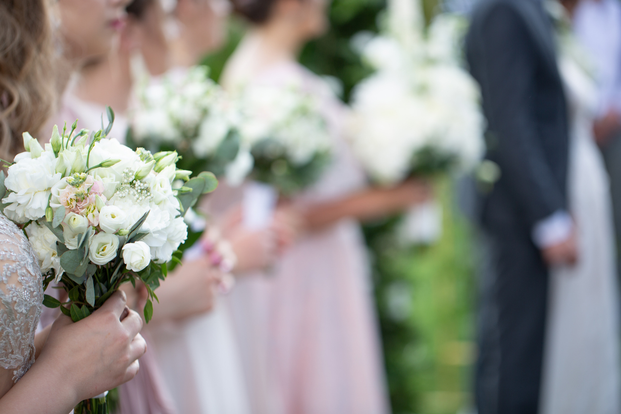 wedding-bouquets-in-the-hands-of-the-witnesses